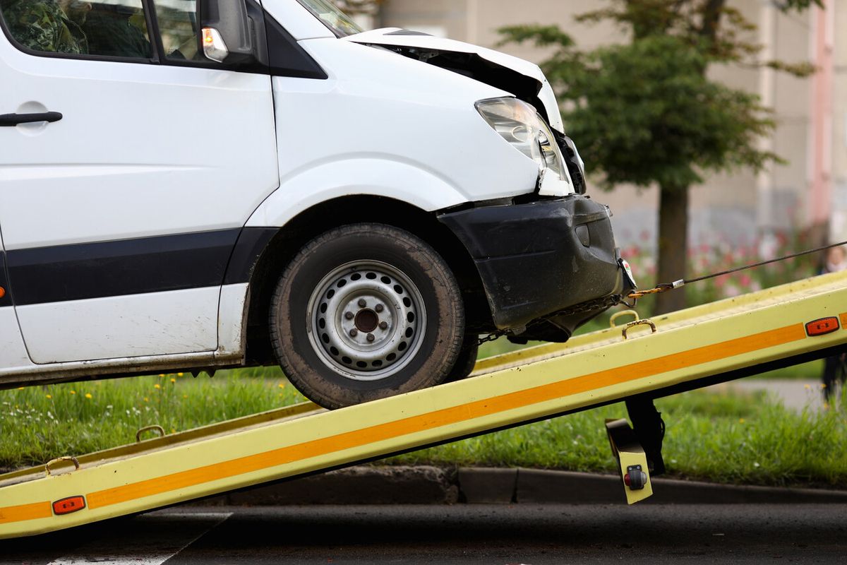 Kaputter Transporter wird abgeschleppt